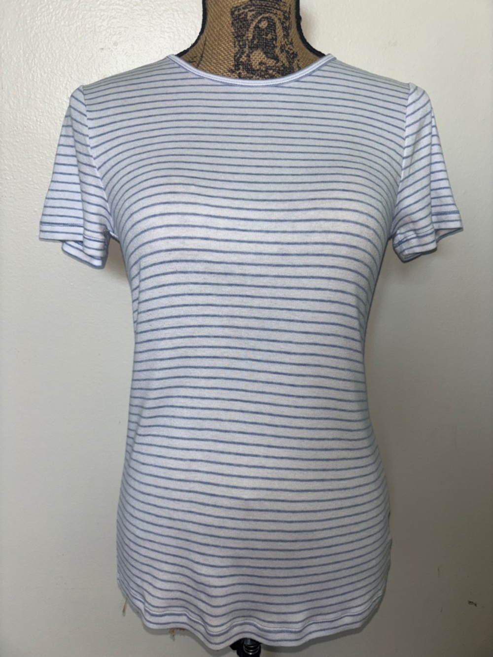 GAP Sz M Classic Crewneck Striped Tee - White & Light Blue